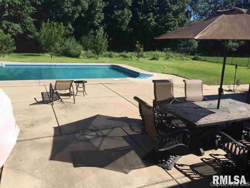 3605 Vanderbilt Circle Springfield, IL 62711 - Photo 1 of 36