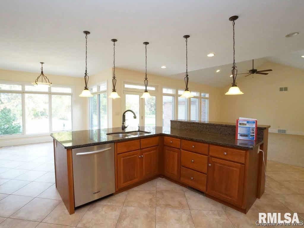3605 Vanderbilt Circle Springfield, IL 62711 - Photo 7 of 36