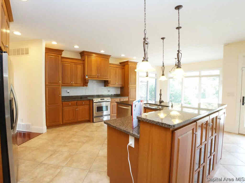 3605 Vanderbilt Circle Springfield, IL 62711 - Photo 9 of 36