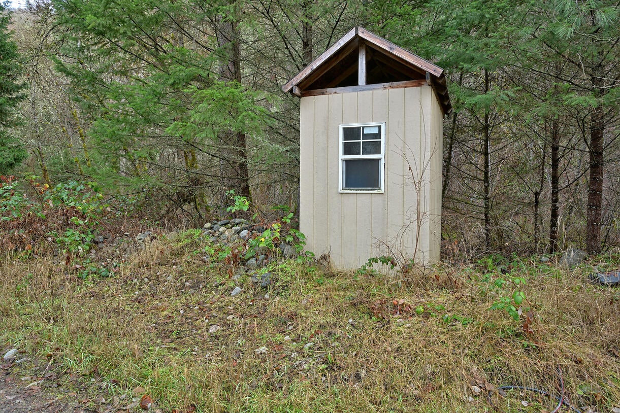 9400 Little Applegate Road Jacksonville, OR 97530 - Photo 17 of 22 16