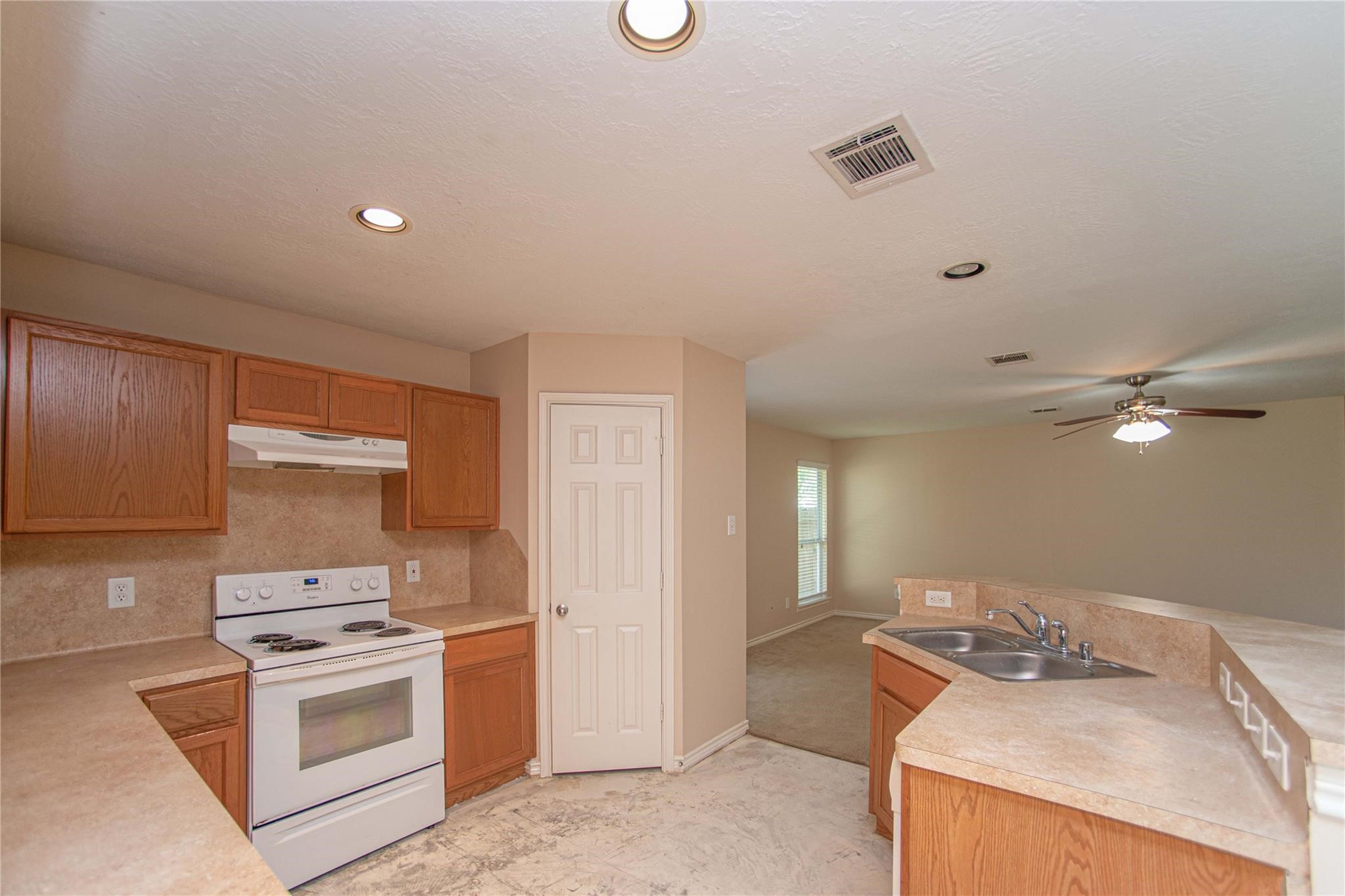 2223 Shady Pine Drive Conroe, TX 77301 - Photo 6 of 15