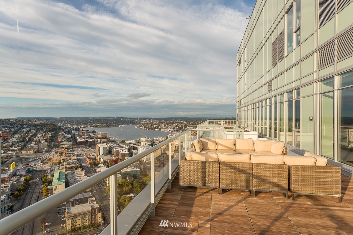 588 Bell Street, Unit 814S Seattle, WA 98121 - Photo 34 of 37