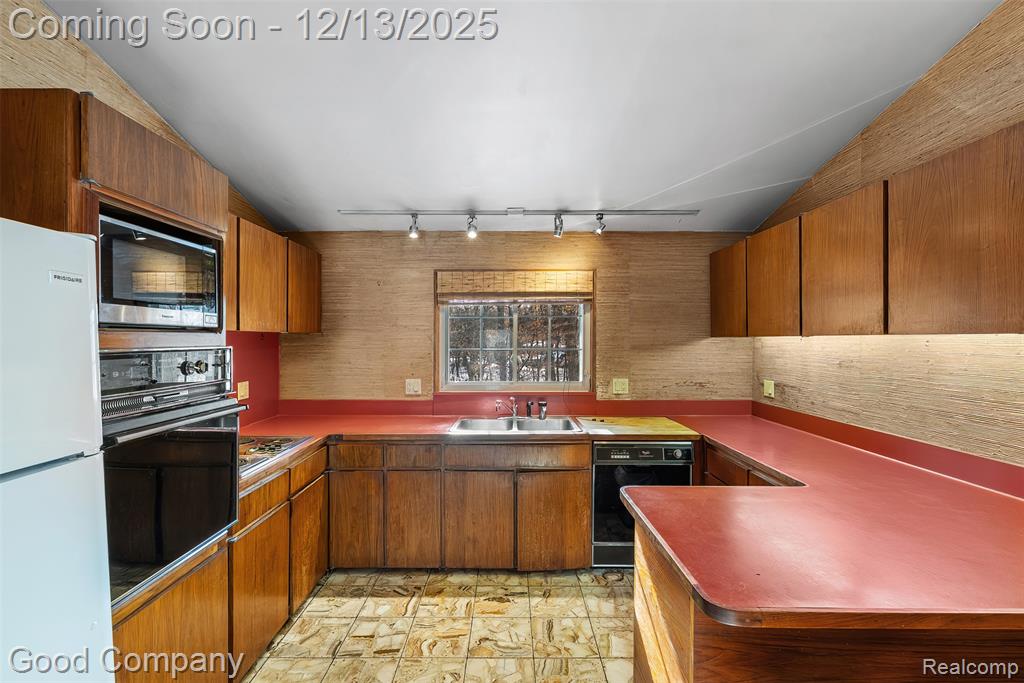 30080 Highmeadow Road Farmington Hills, MI 48334 - Photo 12 of 37 Gallery Image 12