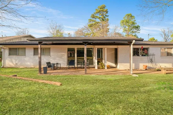 a view of a house with backyard and garden
