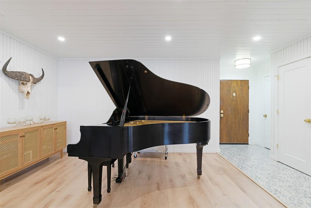 3350 Robin Road Paris, TX 75460 - Photo 9 of 21 a living room with furniture