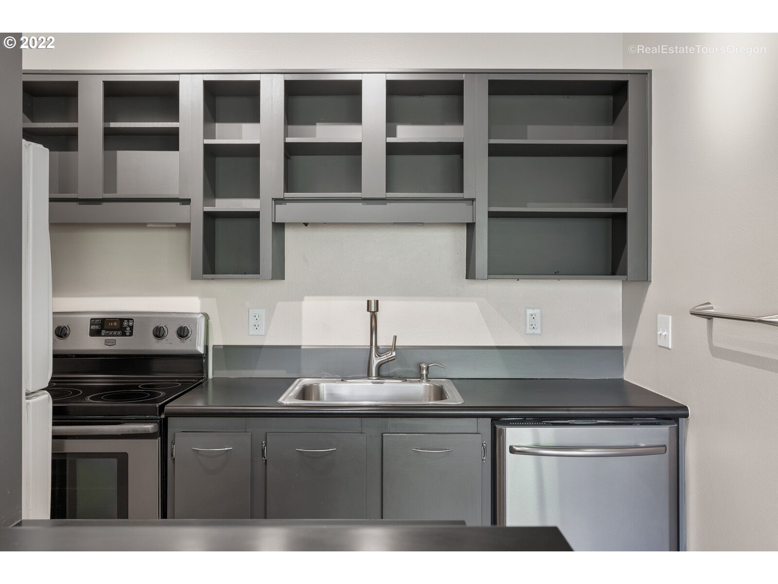 7744 Southwest Barnes Road, Unit A Portland, OR 97225 - Photo 7 of 18 Gallery Image 7