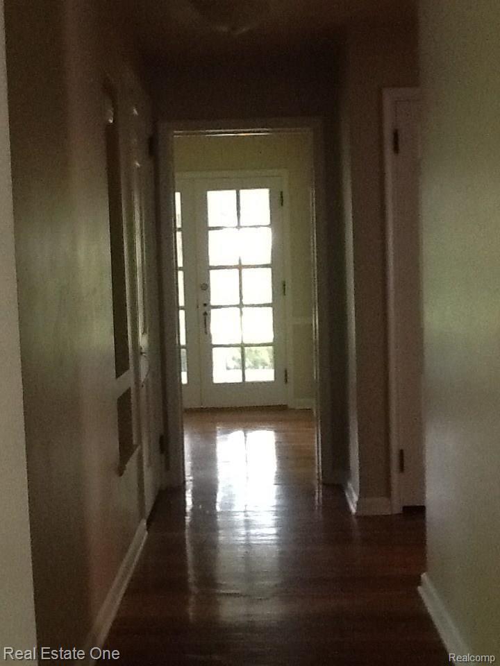 807 Hawthorne Road Grosse Pointe, MI 48236 - Photo 2 of 20 Front Foyer