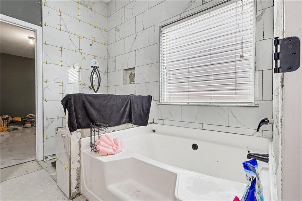 2780 Lakeview Walk Decatur, GA 30035 - Photo 26 of 37 a bathroom with a sink and bathtub