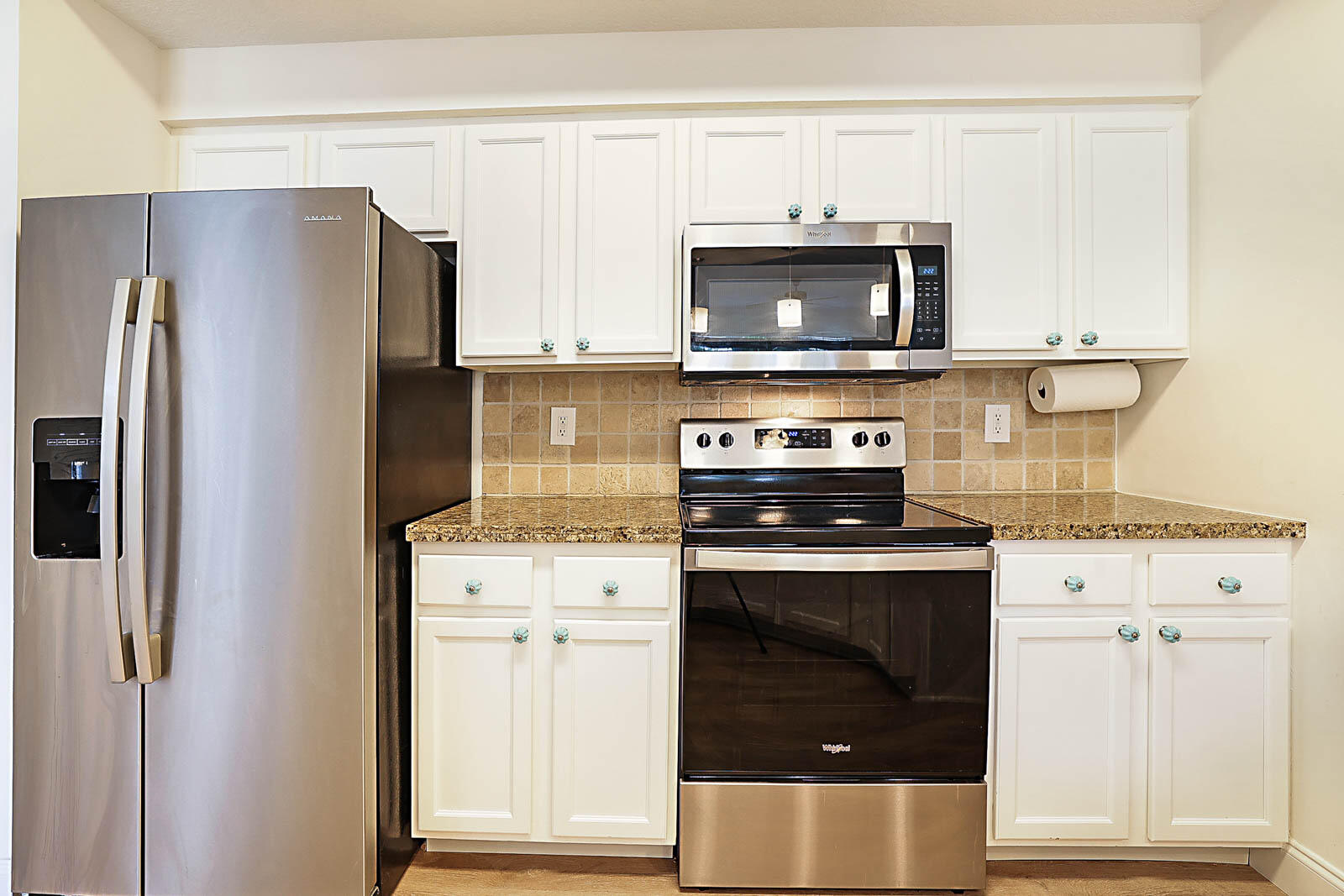 225 Murcia Drive, Unit 313 Jupiter, FL 33458 - Photo 10 of 31 a kitchen with a stove and a microwave