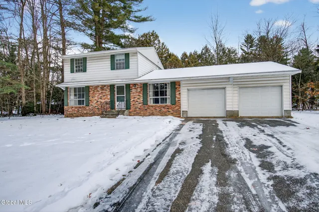 $325,000 | 12 Pine Tree Place, Clifton Park, NY 12065