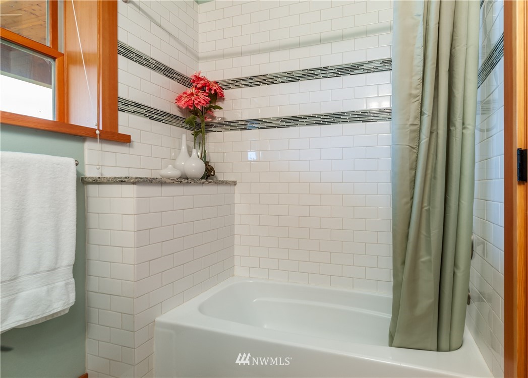 6460 Everson Goshen Road Everson, WA 98247 - Photo 18 of 37 a bathroom with a shower