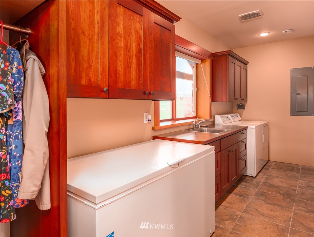 6460 Everson Goshen Road Everson, WA 98247 - Photo 20 of 37 a kitchen that has a sink and a stove in it