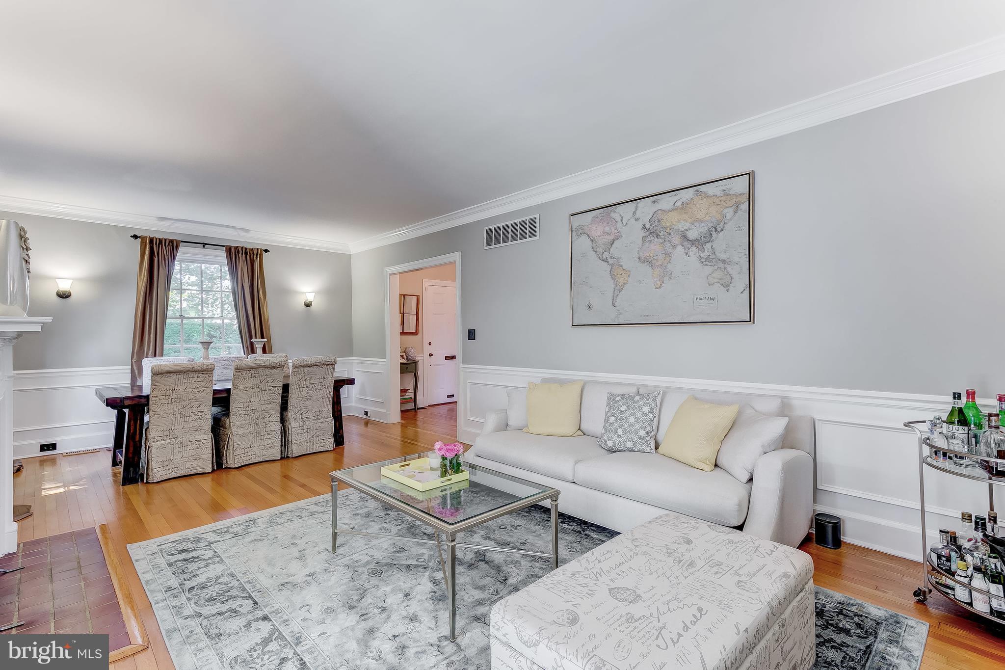7117 York Road Baltimore, MD 21212 - Photo 8 of 29 Living Room