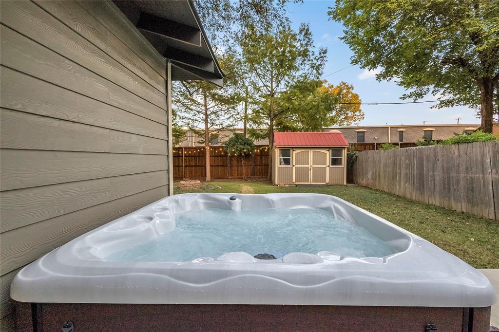 828 Elsbeth Street Dallas, TX 75208 - Photo 31 of 35 a view of a backyard with a tub