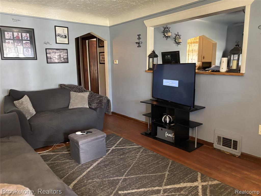 22099 Nevada Avenue Eastpointe, MI 48021 - Photo 10 of 35
