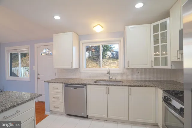 $469,900 | 7422 Dominion Drive, Oxon Hill, MD 20745