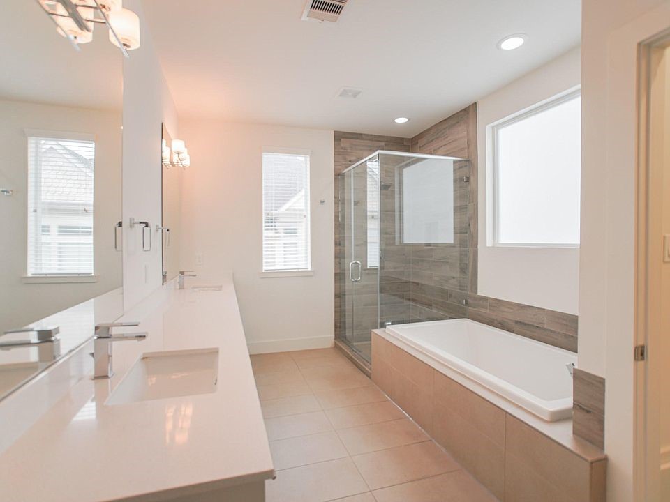 2004 Rosedale Street, Unit F Houston, TX 77004 - Photo 27 of 30 Primary bathroom