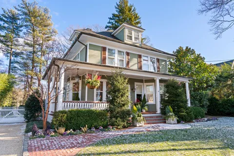 $1,678,000 | 134 Ivy Street, Oyster Bay, NY 11771