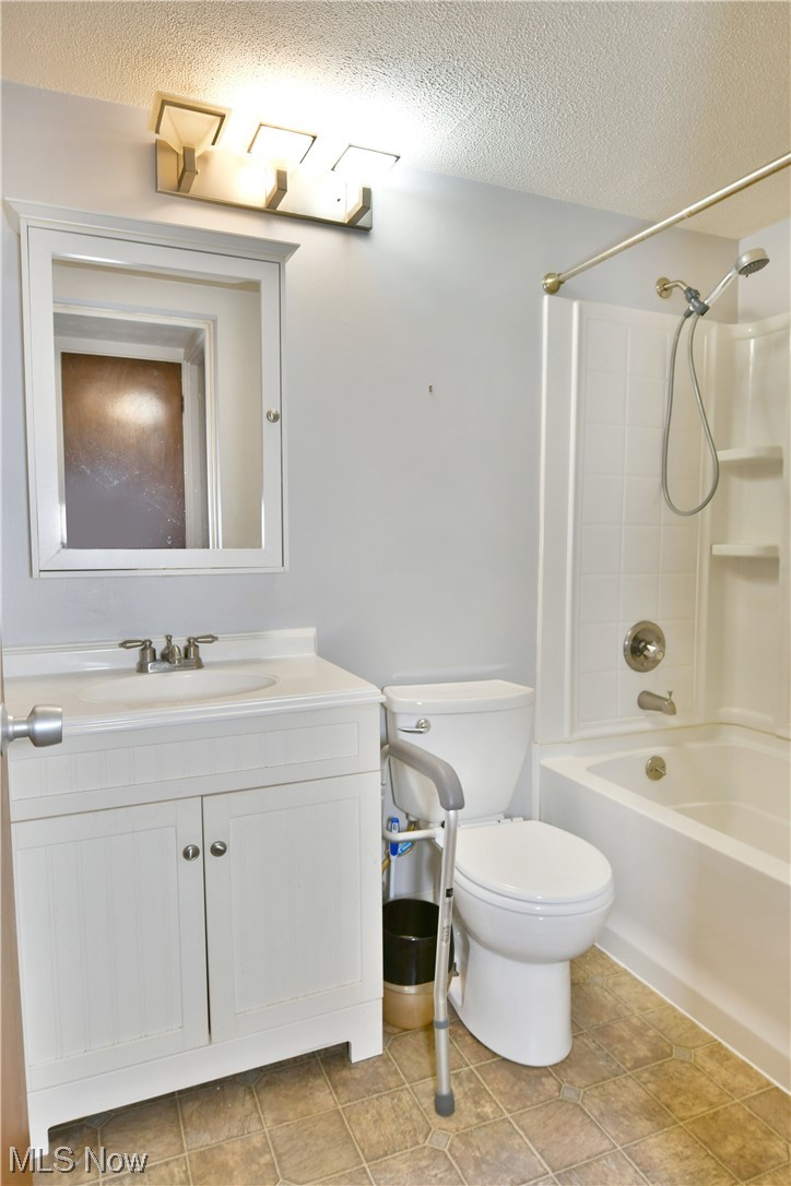 2980 North River Road Northeast, Unit E3 Warren, OH 44483 - Photo 19 of 27 Full bathroom with toilet, a textured ceiling, shower / tub combination, and oversized vanity