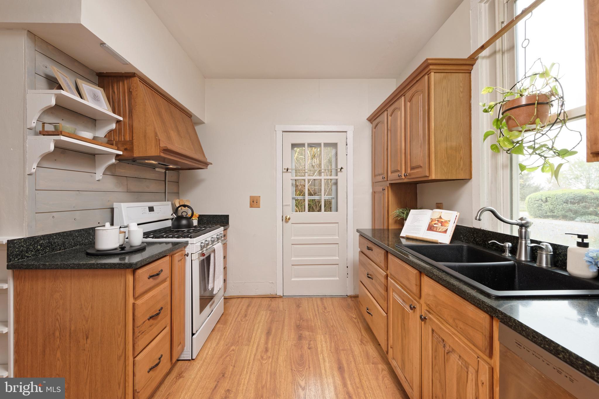 21091 Unison Road Middleburg, VA 20117 - Photo 15 of 65 Gourmet kitchen has gas cooking stove