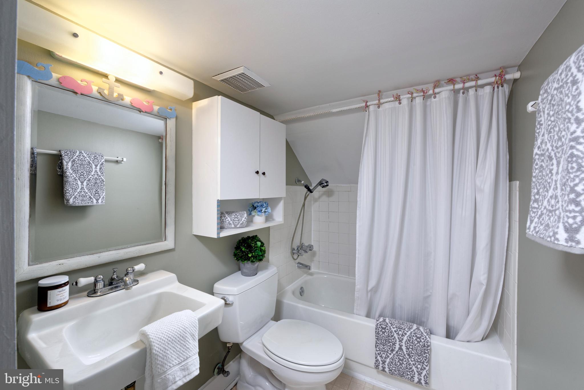 21091 Unison Road Middleburg, VA 20117 - Photo 38 of 65 Full bath on the 3rd floor