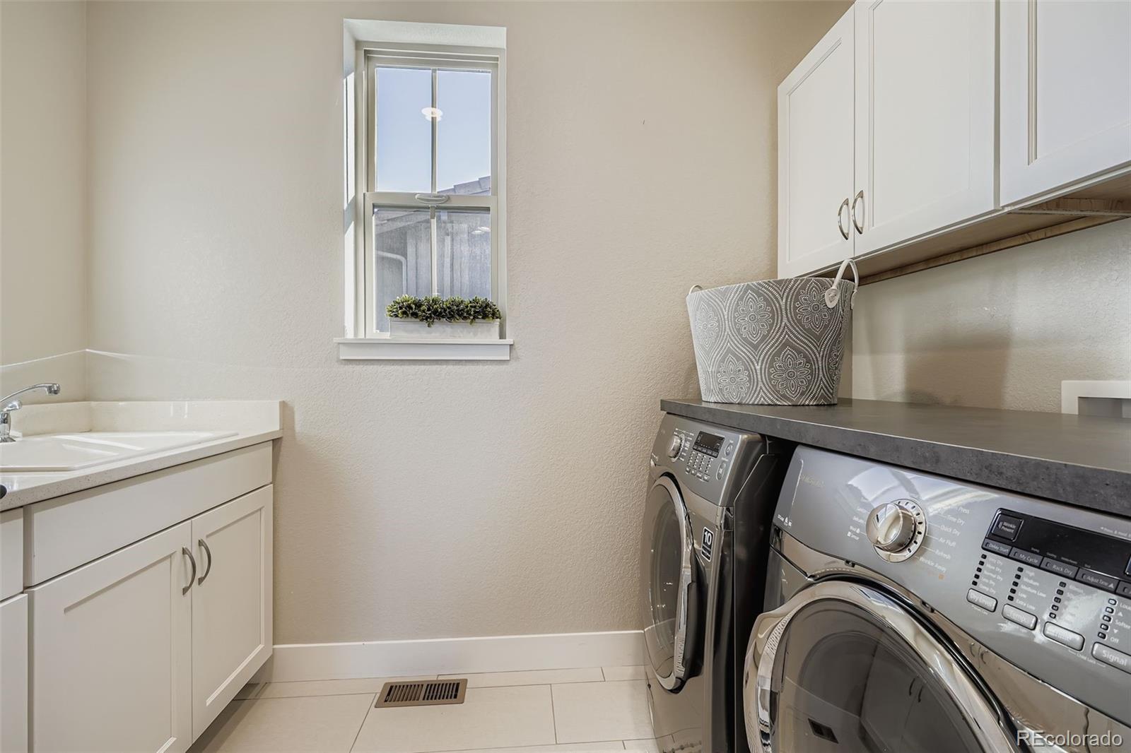 10414 Maplebrook Way Highlands Ranch, CO 80126 - Photo 24 of 45 a utility room with dryer and washer