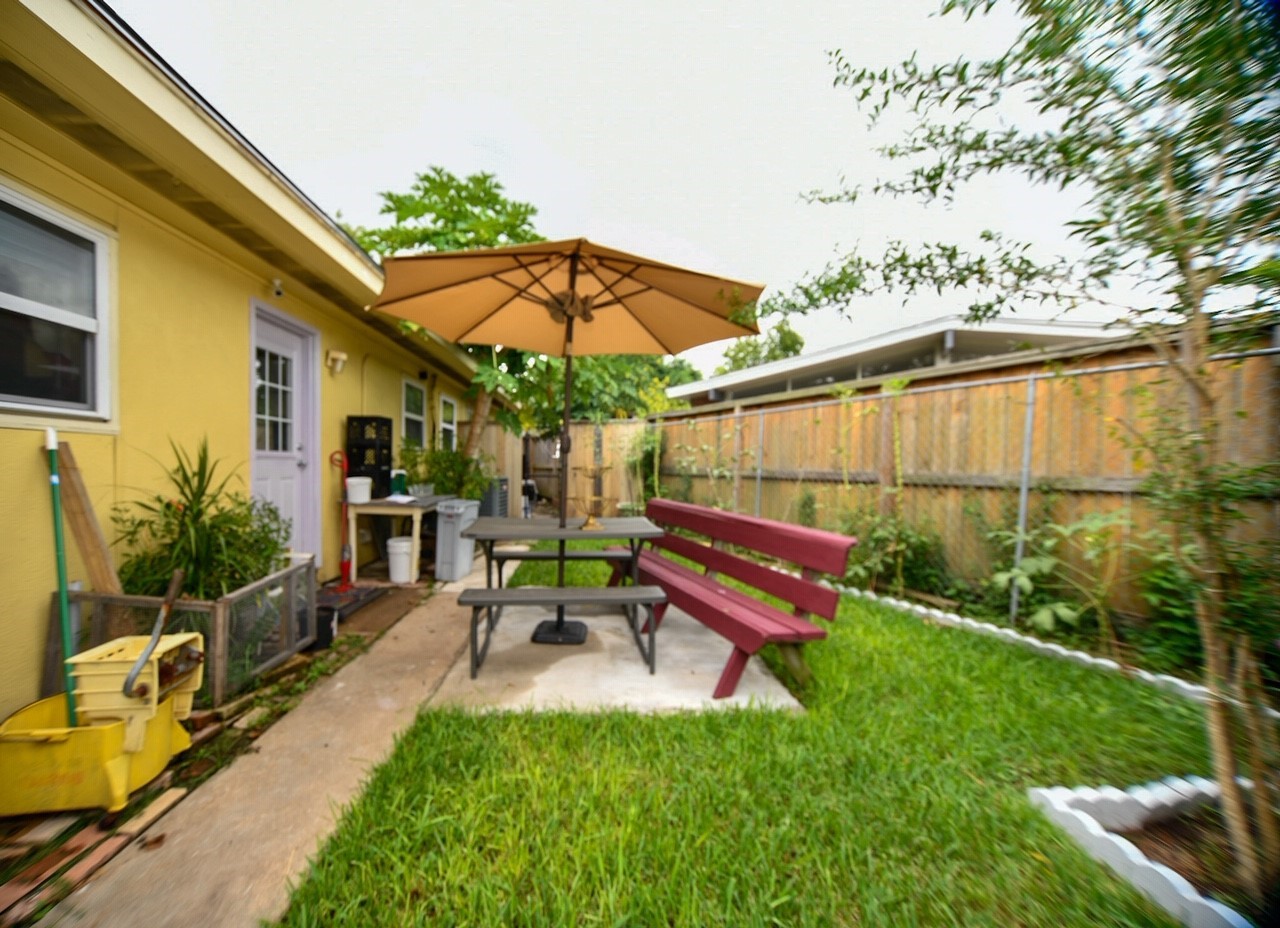 6609 Scribner Road Houston, TX 77074 - Photo 8 of 10 a backyard of a house with table and chairs