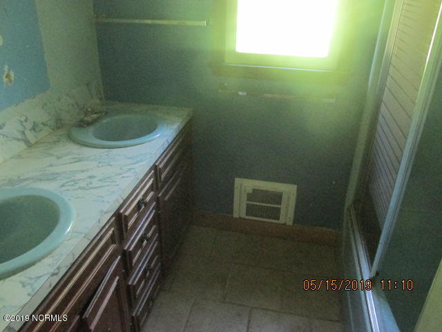 5305 River Road Vanceboro, NC 28586 - Photo 7 of 20 Bathroom