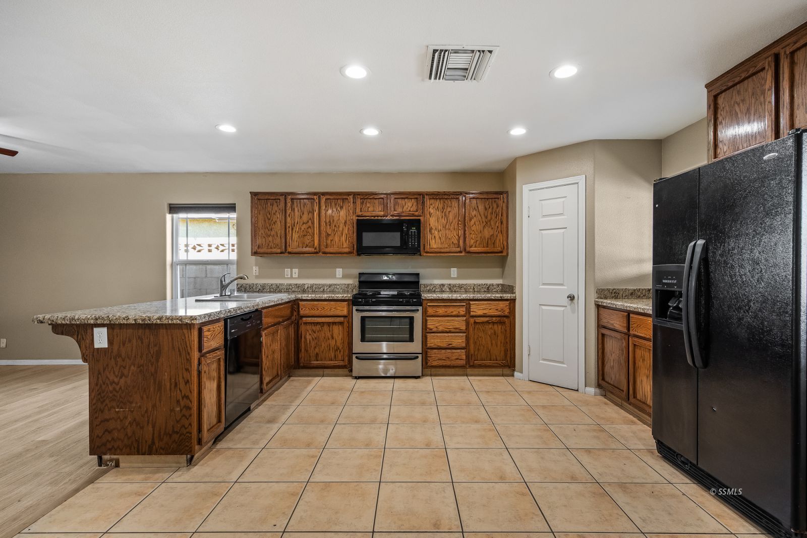 1104 West Coronado Avenue Ridgecrest, CA 93555 - Photo 5 of 21