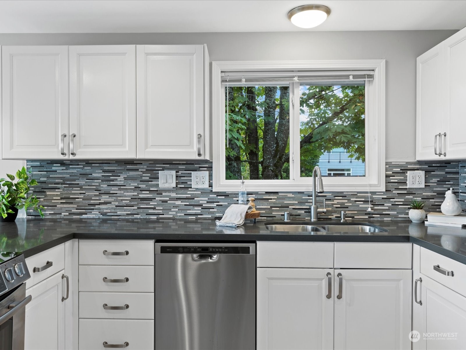 10705 22nd Avenue Southwest Seattle, WA 98146 - Photo 10 of 40