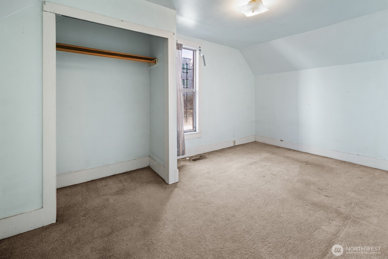 3226 South Edmunds Street Seattle, WA 98118 - Photo 16 of 35 an empty room with windows