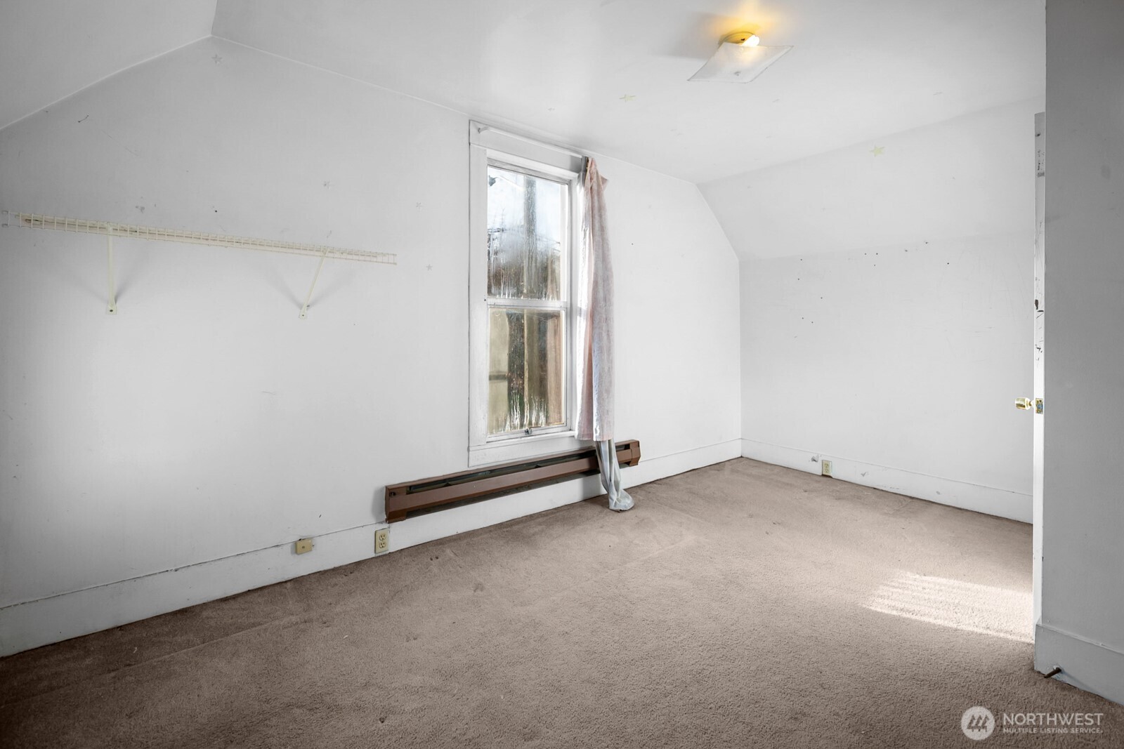 3226 South Edmunds Street Seattle, WA 98118 - Photo 19 of 35 an empty room with windows