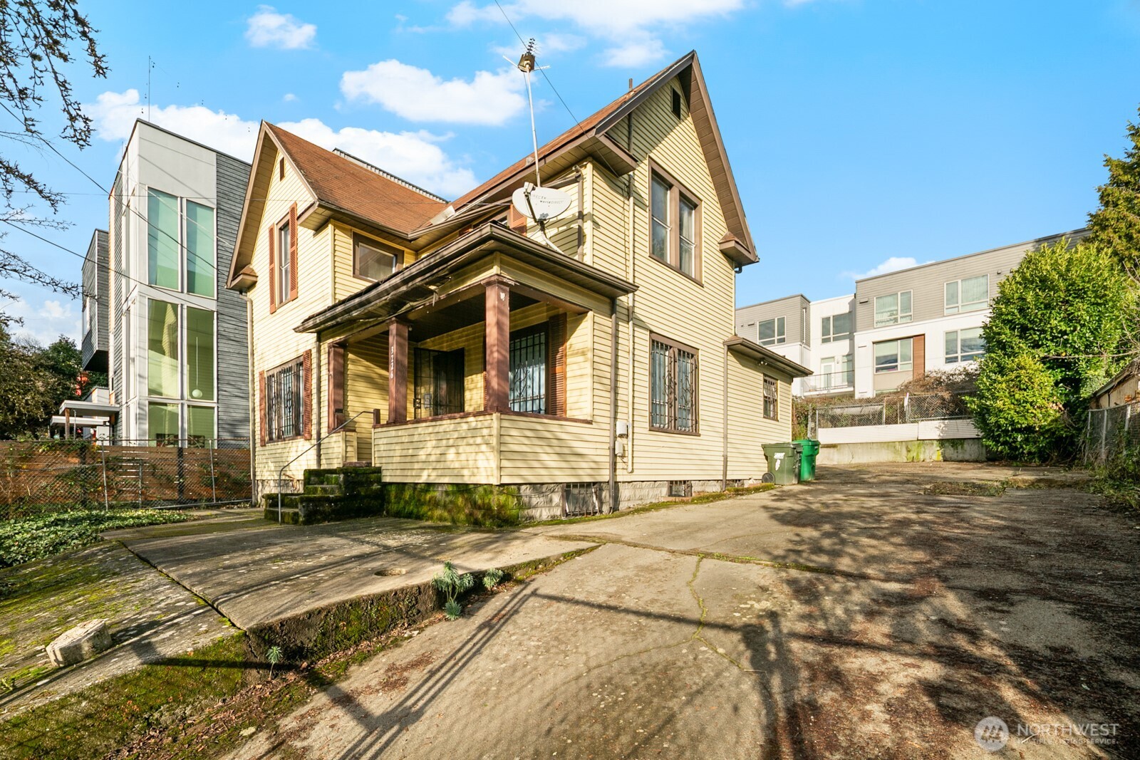 3226 South Edmunds Street Seattle, WA 98118 - Photo 26 of 35 a view of a white building among the street with palm trees