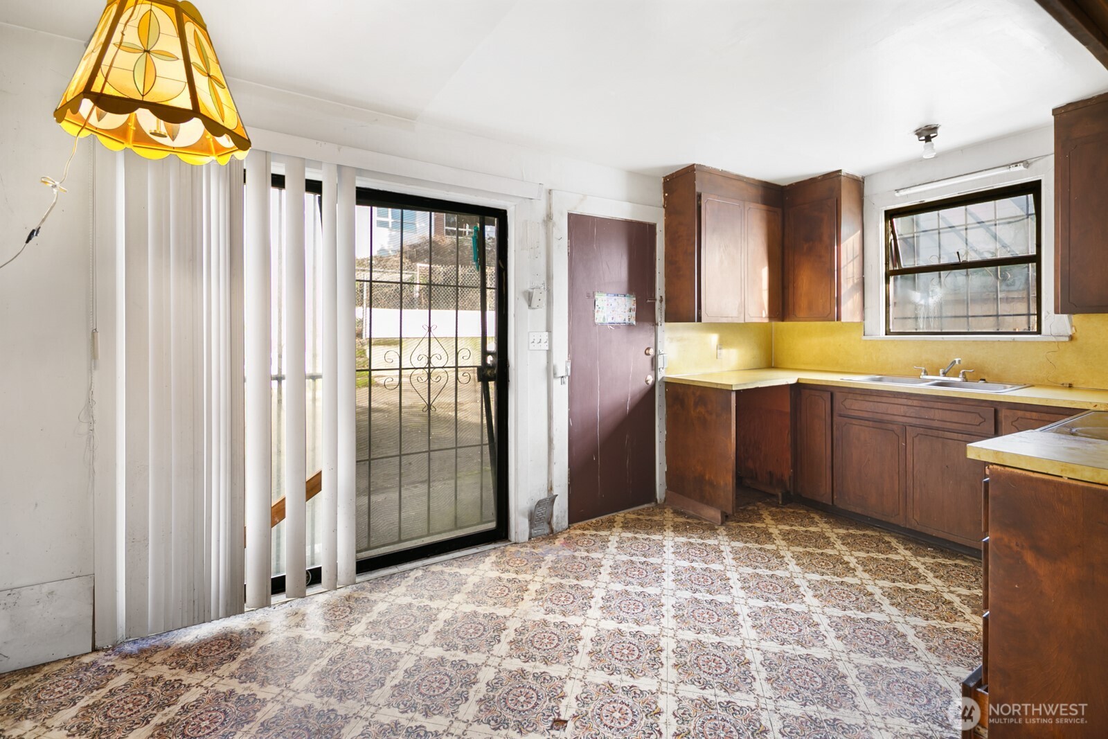3226 South Edmunds Street Seattle, WA 98118 - Photo 10 of 35 a view of a bathroom with tub and sink