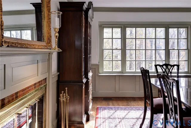 a view of an entryway with a livingroom