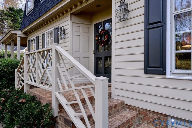 a view of entryway with a front door