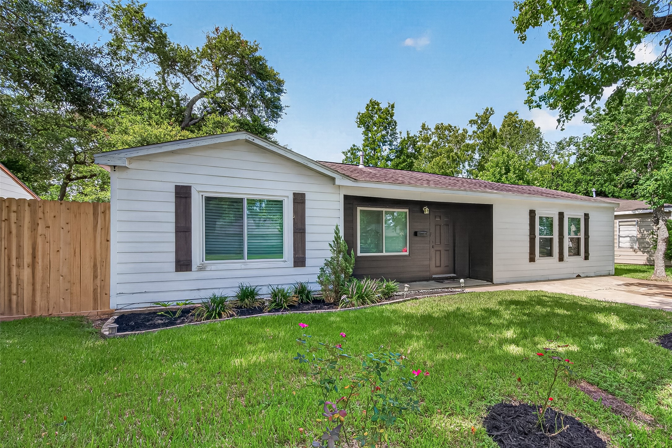 214 East Foley Street Alvin, TX 77511 - Photo 2 of 14