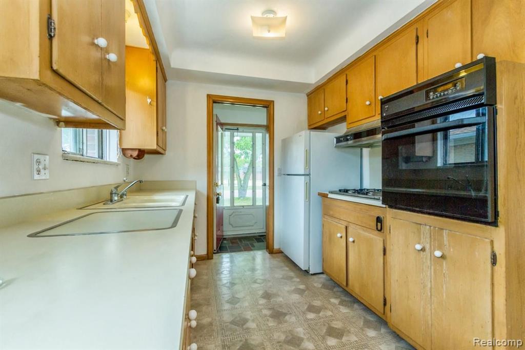 22114 Kelly Road Eastpointe, MI 48021 - Photo 8 of 23