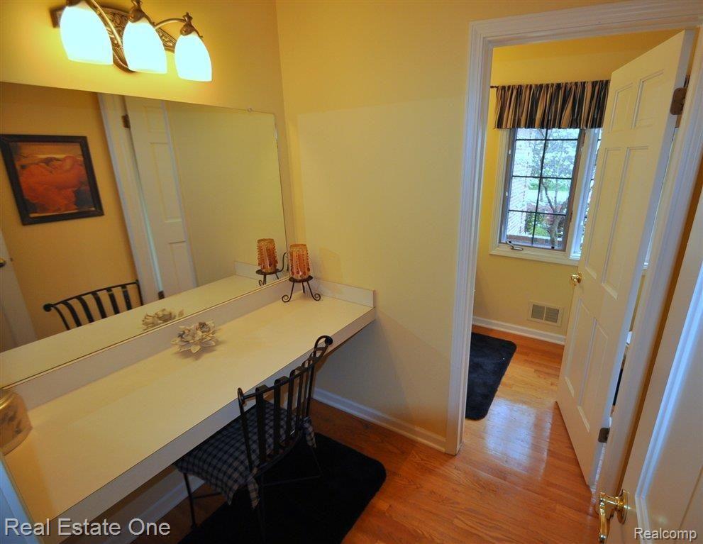3352 Summit Ridge Drive Rochester, MI 48306 - Photo 13 of 25 Entry 1/2 bth w/makeup station