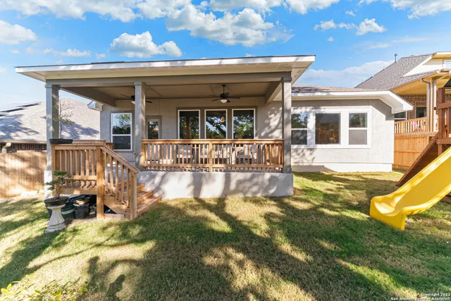 a view of a house with backyard