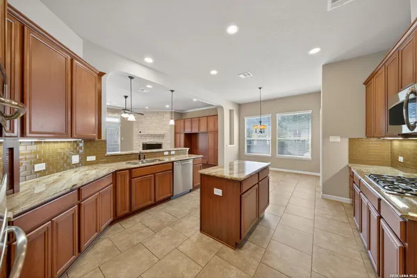 $3,200 | 226 Hamburg Avenue, New Braunfels, TX 78132