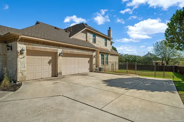 $3,200 | 226 Hamburg Avenue, New Braunfels, TX 78132