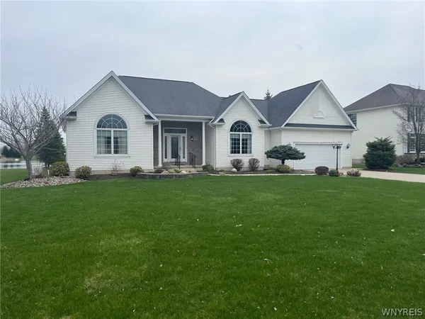 $599,900 | 7305 Windsor Drive, Wheatfield, NY 14120