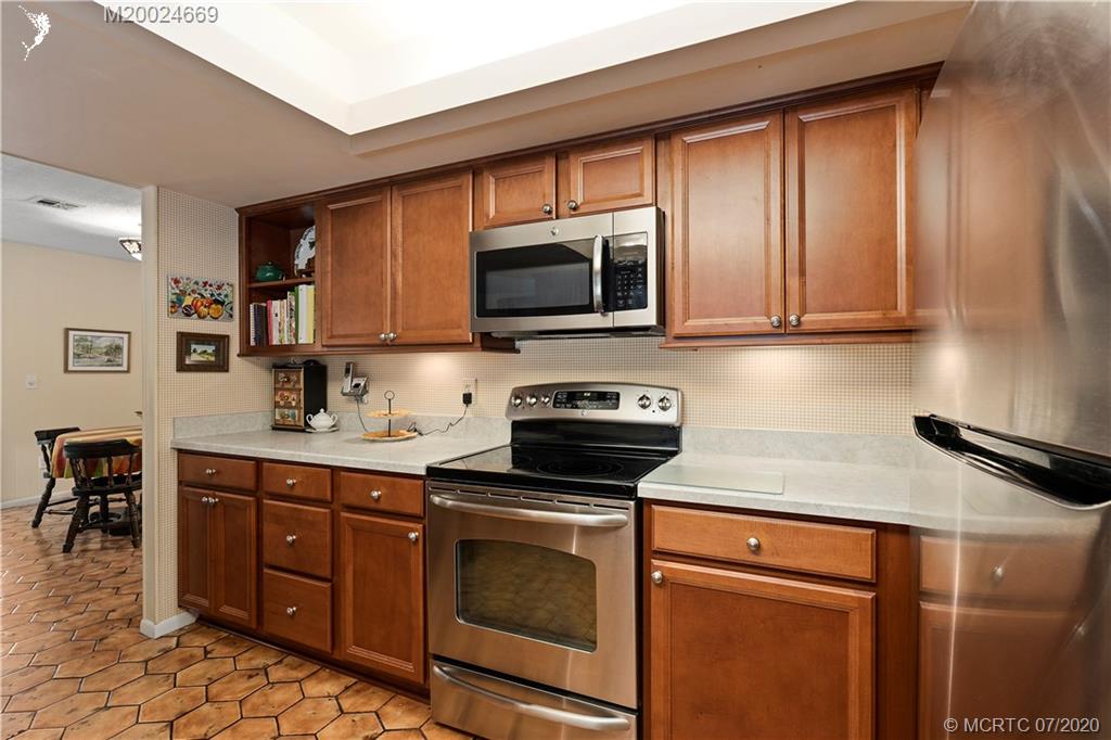 15 Banyan Road Stuart, FL 34996 - Photo 14 of 52 Kitchen cabinetry has SOFT CLOSE DOORs and SOFT CLOSE DRAWERs too.