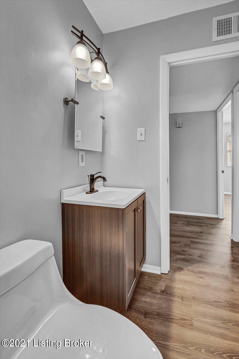 334 Meadowood Road Louisville, KY 40229 - Photo 16 of 26 Bathroom