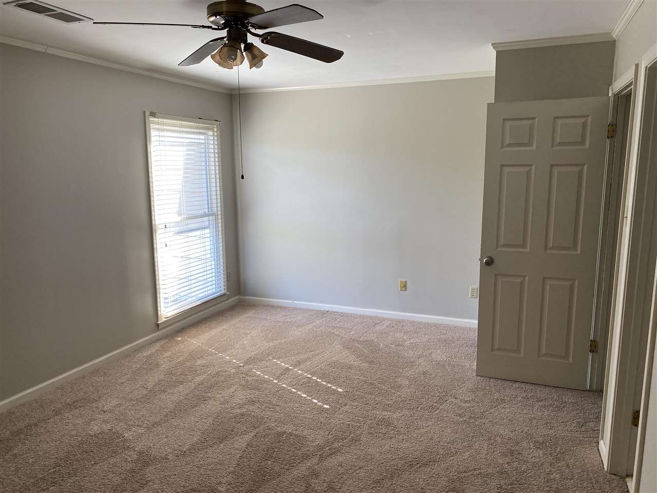 198 South Walnut Bend Road Memphis, TN 38018 - Photo 13 of 18 a view of an empty room and window