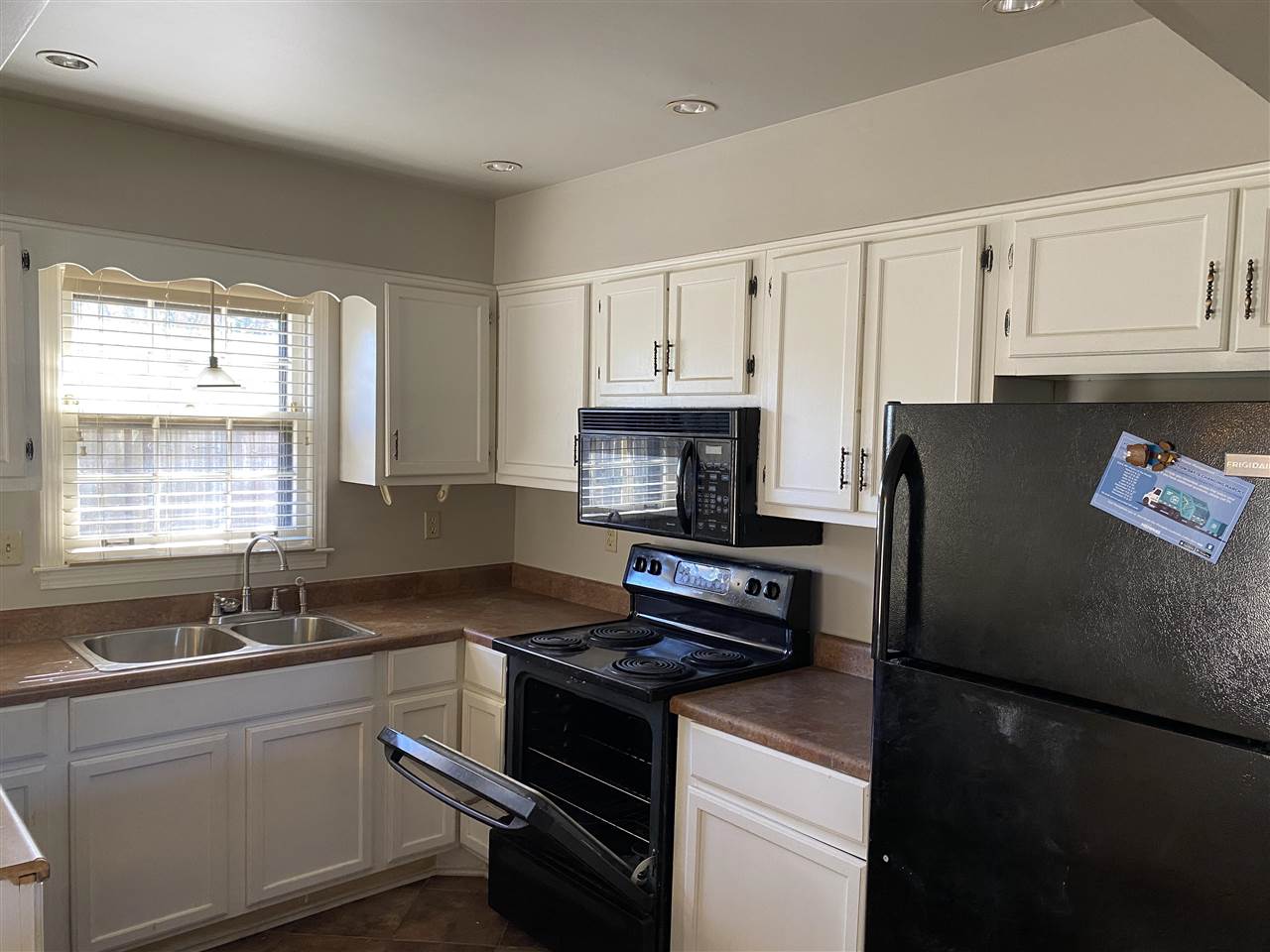 198 South Walnut Bend Road Memphis, TN 38018 - Photo 5 of 18 a kitchen with a refrigerator stove and sink