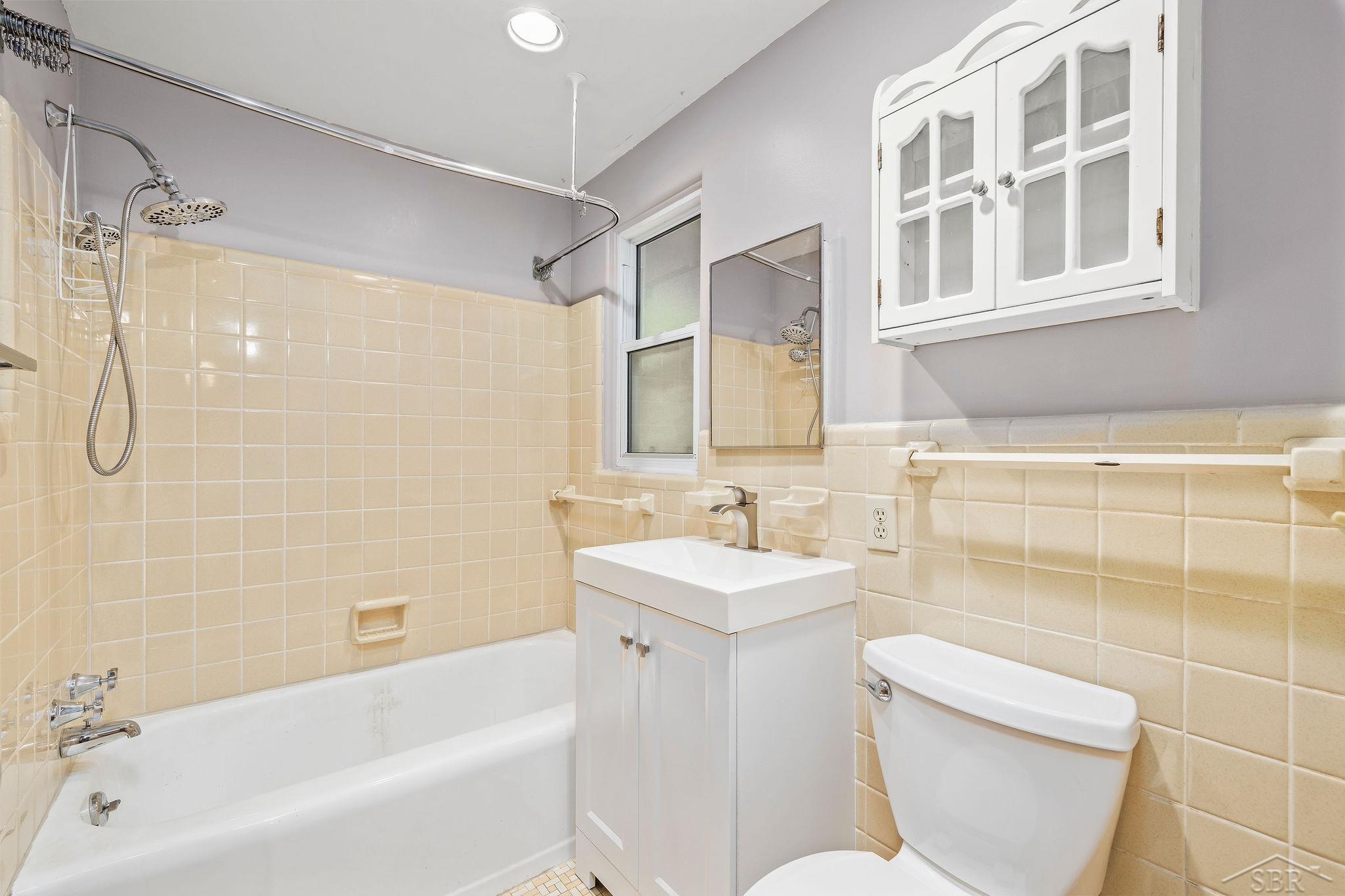 816 East Sugnet Road Midland, MI 48642 - Photo 15 of 32 Full bathroom