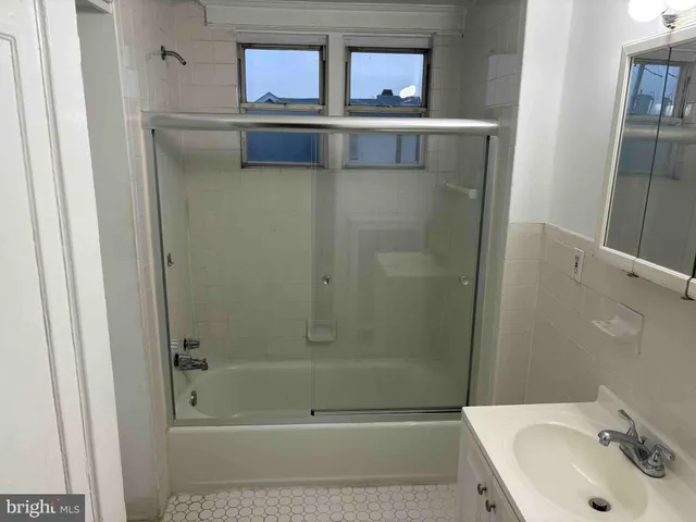 $995 | 5370 Lebanon Avenue, Unit 2, Philadelphia, PA 19131