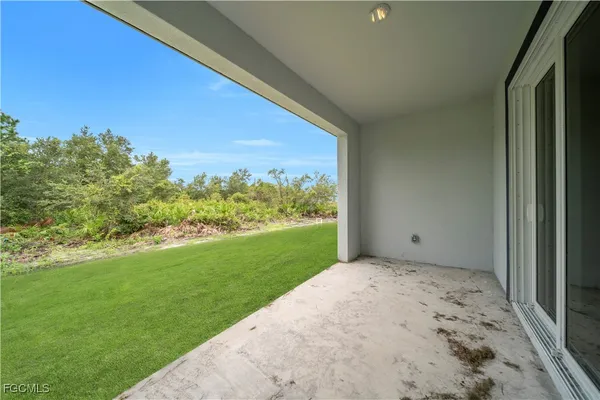 a view of a big room with a big yard